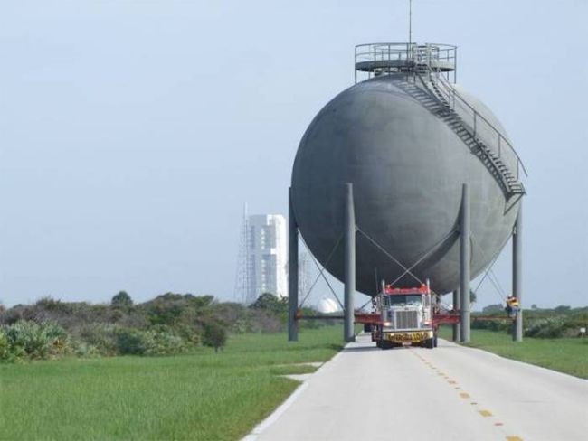 [Image: truck-carrying-gigantic-spherical-tank-w...662681.jpg]