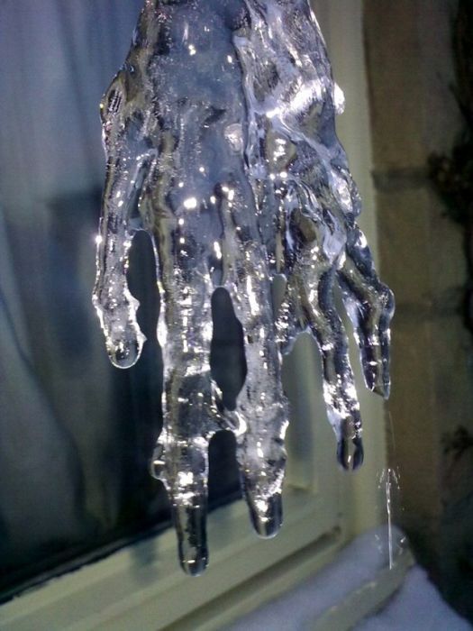 in a huge coincidence this icicle looks totally like a human hand