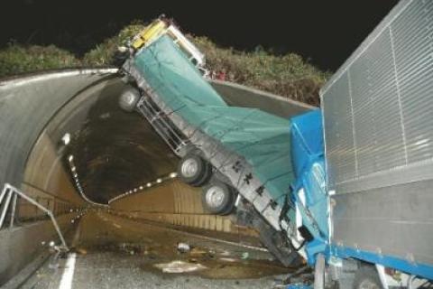  fail, accident, truck, tunnel, wtf