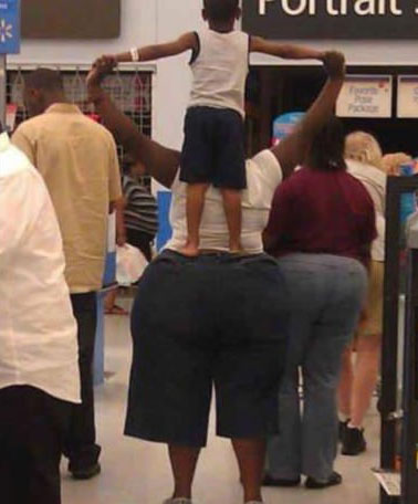 kid stands on mother's huge butt, wtf