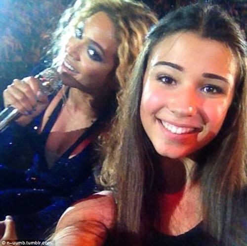 selfie, photobomb, beyonce, lol