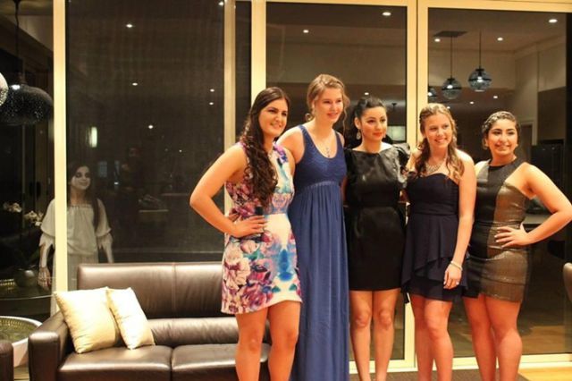 photobomb, girls, creepy