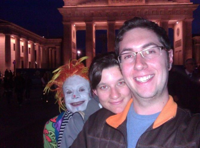 creepy clown photobomb, couple, selfie