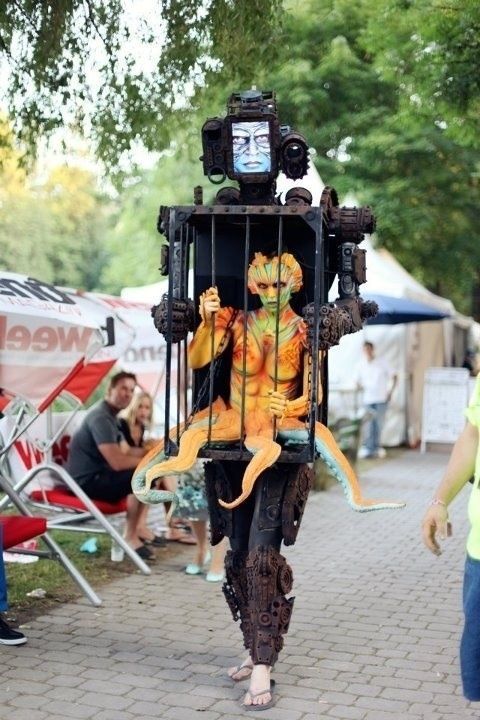 costume win, alien in a cage