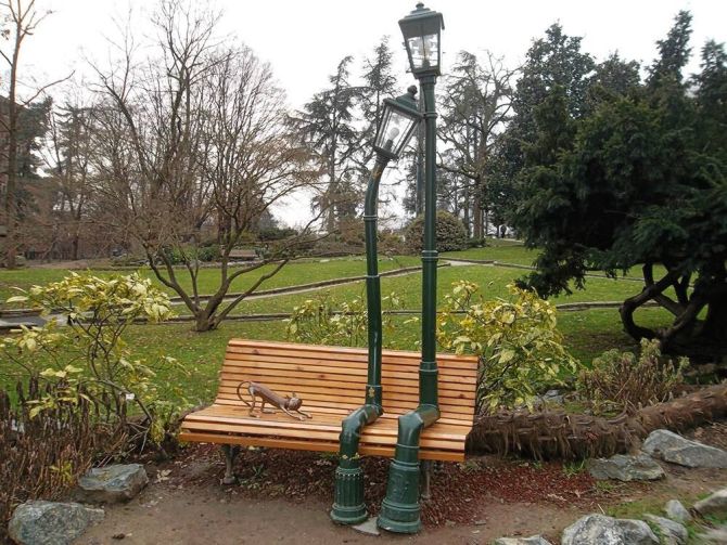 park art, street light lovers on a bench
