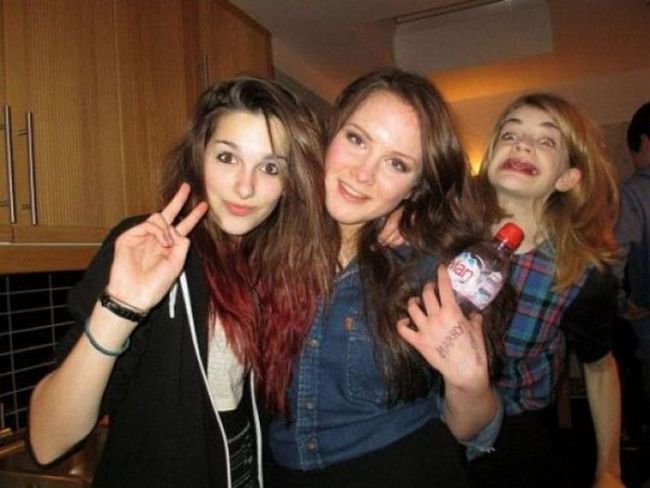two girls take a picture oh my god what is that, photobomb