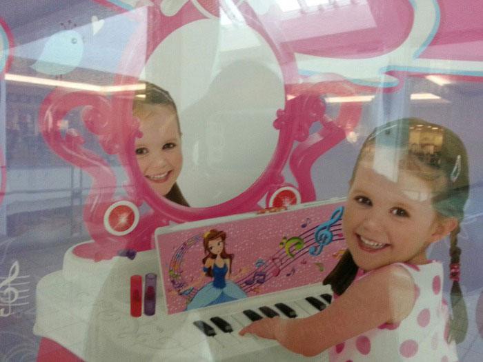 there's something wrong with this mirror, creepy illogical reflection