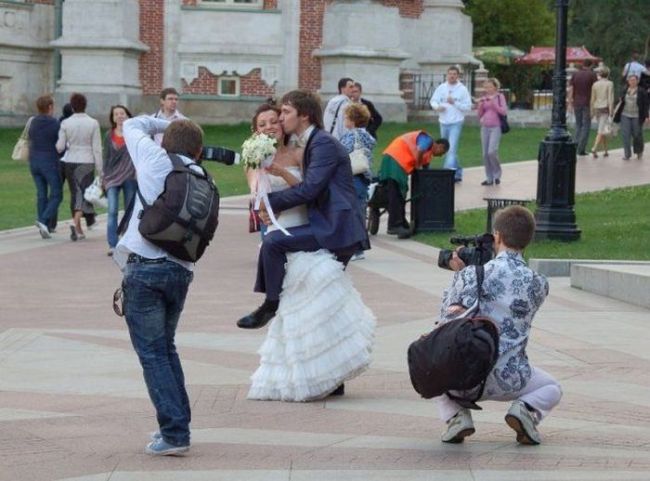 groom gropes bride during wedding photoshoot