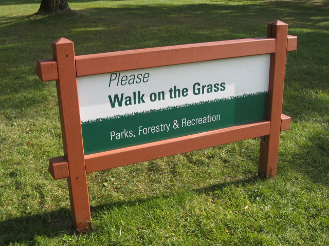 please walk on the grass