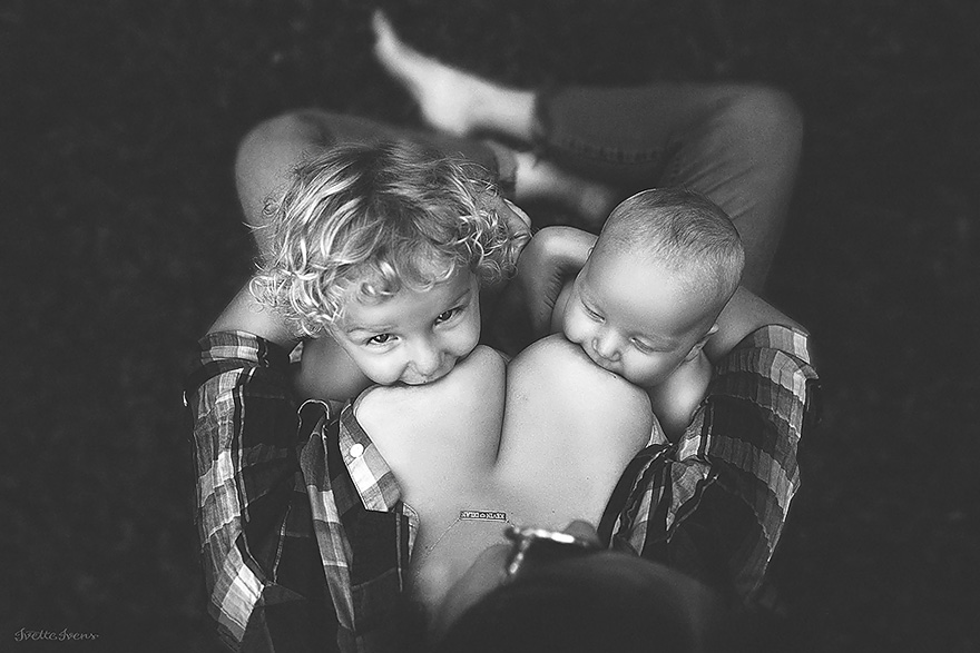 stunning photos of moms breastfeeding outside show nursing in public is ok, ivette ivens