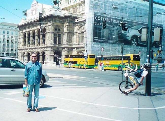 cyclist photobombs tourist by face planting into a pole, fail, timing