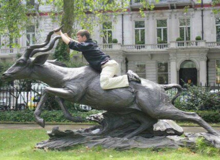 21 people who posed with statues and won at life, hacked irl, lol