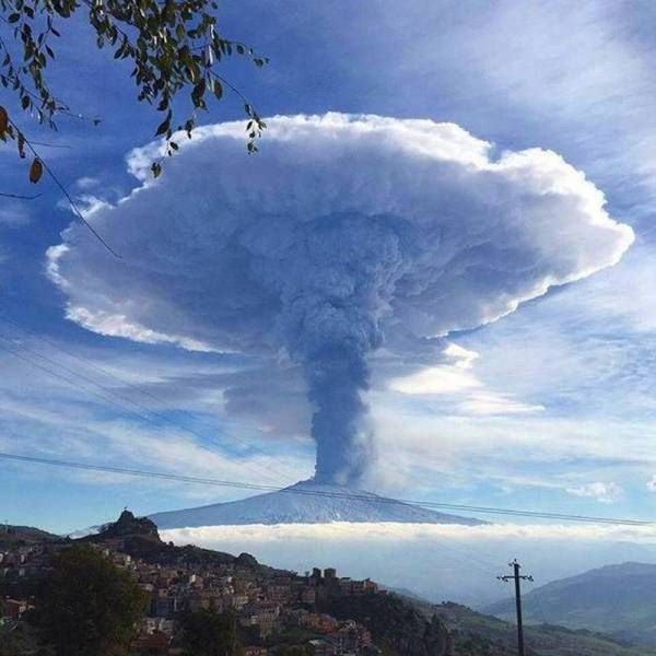a volcano eruption pillar cloud