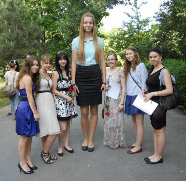 really short girls or one really tall girl?