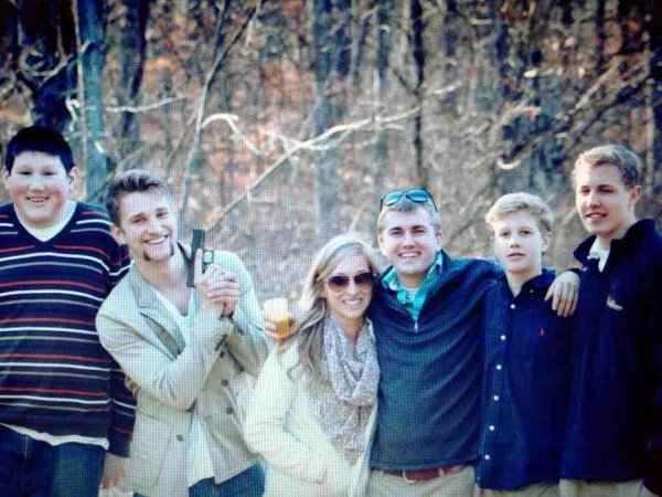 14 family photos instantly ruined by that one relative