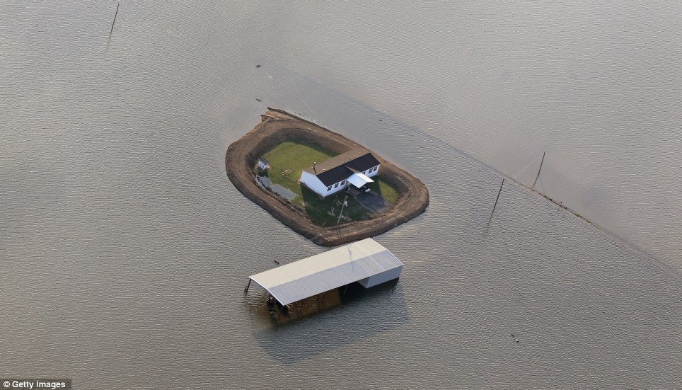 islands in the stream, the extraordinary homemade dams holding back the mississippi as desperate residents try to save their homes