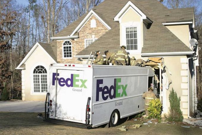 fedex truck crashed into house, delivery fail