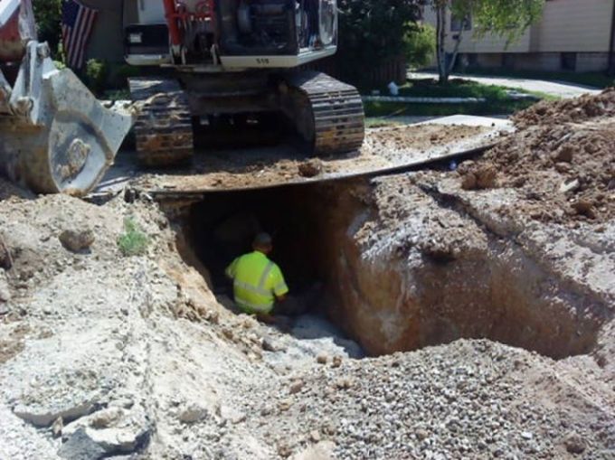 digging under an excavator, unsafe work conditions