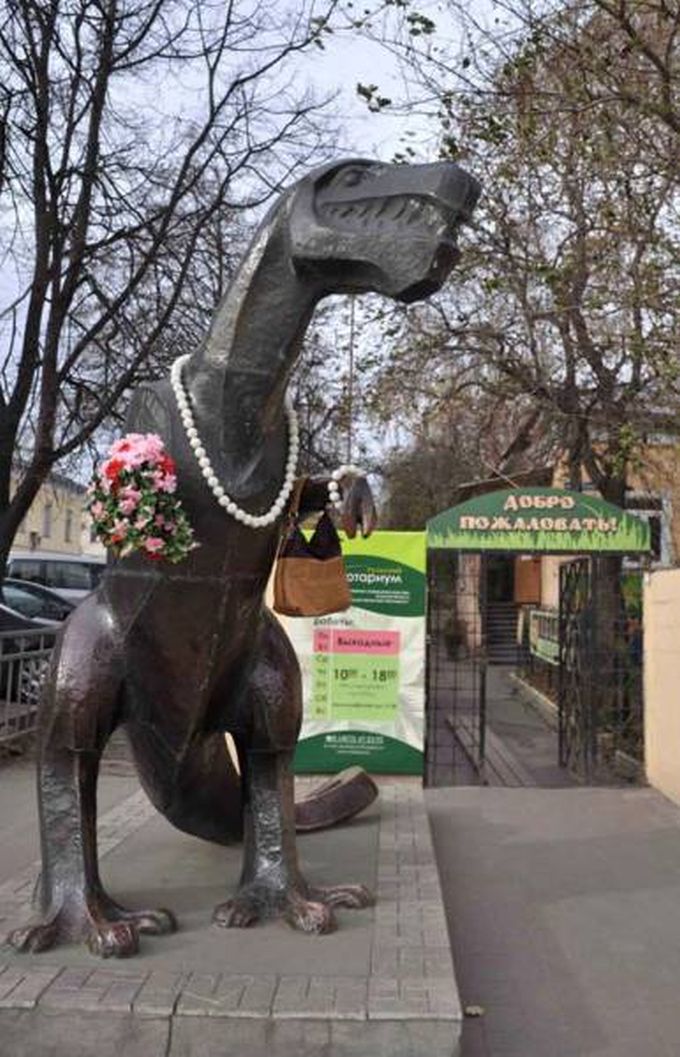 an absolutely fabulous dinosaur statue
