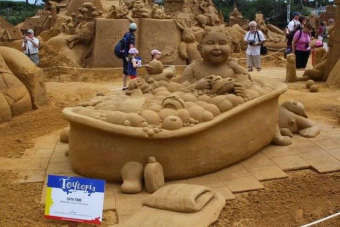 sand bubble bath sculpture