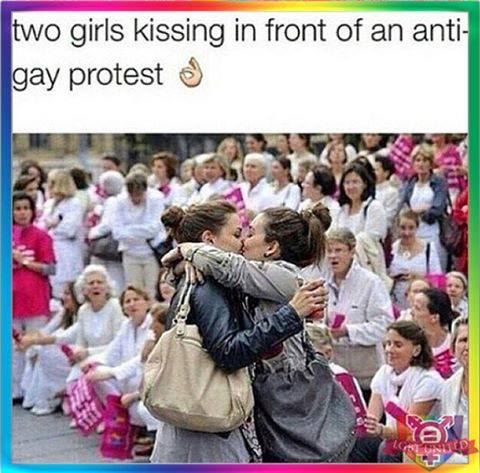 Two Girls Kissing In Front Of An Anti Gay Protest Justpost Virtually Entertaining
