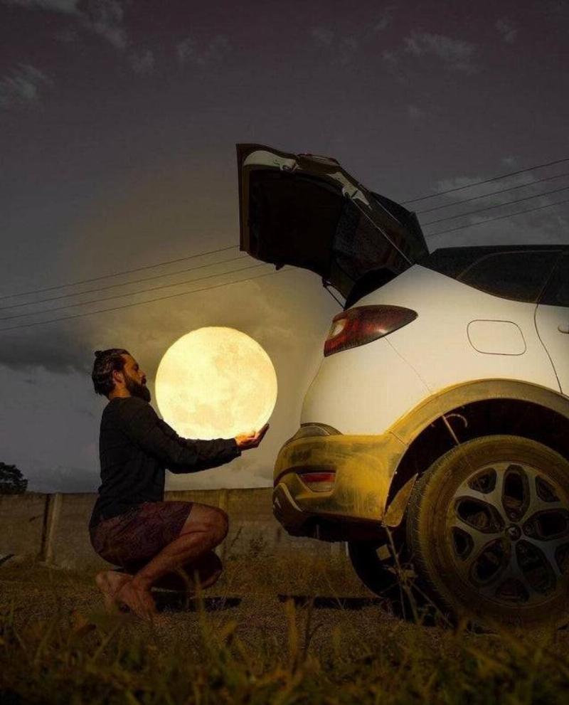 he offered her the moon, and she accepted, optical illusion
